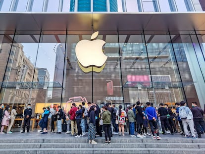 Una fila de gente espera fuera de la tienda de Apple en Shanghai para comprar un iPhone 12 a finales de octubre de 2020.