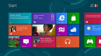 WINDOWS 8. Universo 'app'. Los 'smartphones' se hacen protagonistas en el último sistema lanzado por Microsoft antes de Windows 10. Las aplicaciones de escritorio ceden paso a las 'apps' del móvil. El 8 —lanzado el 26 de octubre de 2012— dispone de una pantalla de inicio con iconos que conectan directamente con las personas, los archivos, las 'apps' y los sitios web. Para las 'apps' desde la pantalla Inicio puede accederse directamente a un nuevo lugar donde conseguirlas: la Tienda Windows.