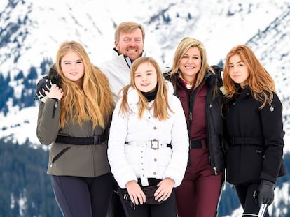 Los reyes de Holanda con sus tres hijas.