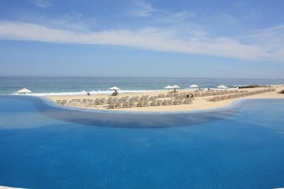 Piscina infinita de un hotel en Los Cabos, Baja California (M&eacute;xico).