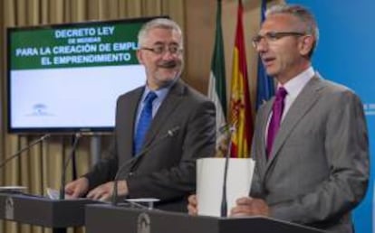 El consejero de Economía, Innovación, Ciencia y Empleo, Antonio Ávila (i), y el portavoz del ejecutivo, Miguel Ángel Vázquez durante su comparecencia ante los medios tras el consejo de gobierno celebrado hoy en Sevilla.