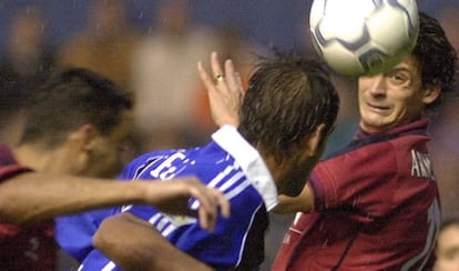 Armentano cabecea durante un partido con Osasuna.