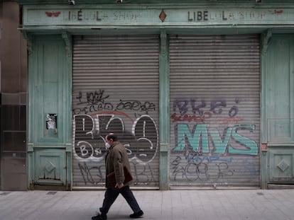 Un local cerrado por la crisis provocada por el coronavirus en la calle Cuna, en Sevilla, el pasado viernes.