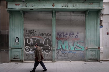 Un local cerrado por la crisis provocada por el coronavirus en la calle Cuna, en Sevilla, el pasado viernes.