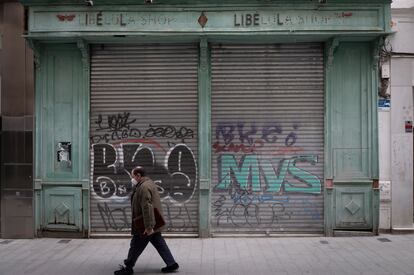 Un local cerrado por la crisis provocada por el coronavirus en la calle Cuna, en Sevilla, el pasado viernes.