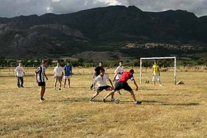 Los chicos del pueblo juegan con los veraneantes un partido de fútbol en Riolago de Babia.