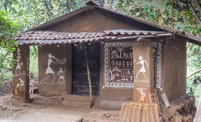 Trazos en las fachadas de las casas de la tribu de los 'warli', que representan la interacción del hombre con el medio ambiente.