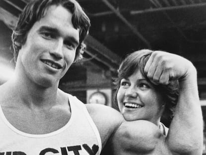 Un joven Arnold Schwarzenegger presume de músculos ante la actriz Sally Field, en una imagen tomada en 1976.