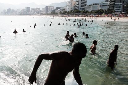 Bañistas se refrescan en el mar de la playa de Ipanema tras un día de intenso calor que alcanzó una sensación térmica de más de 60ºC. El 20 de marzo de 2024, en Río de Janeiro (Brasil).