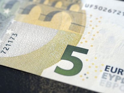 Una imagen de un billete de 5 euros.