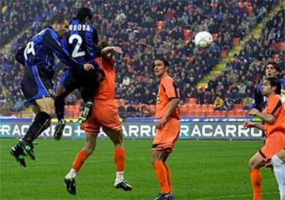 Di Bagio y Córdoba, del Inter, saltan a la espalda de Carboni ante la mirada de De los Santos y Ayala.