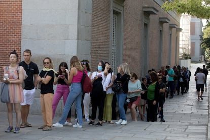 Cola para entrar al Museo del Prado, en Madrid, el pasado 6 de octubre.