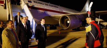 Rajoy, acompañado por el vicecanciller argentino Daniel Raimondi.