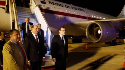 Spanish Prime Minister Mariano Rajoy (c) arrives in Argentina.