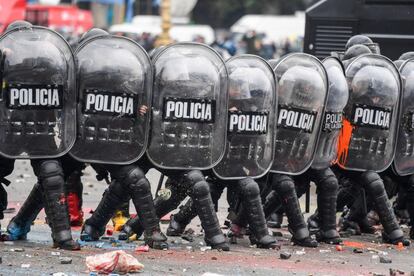 Oficiales de la policía antidisturbios en posición durante los enfrentamientos a las afueras del Congreso en Argentina, el 24 de octubre de 2018, mientras se lleva a cabo la primera discusión de los presupuestos de 2019.