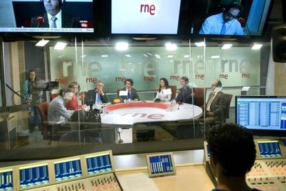 Los responsables de los principales programas de RNE, durante la inauguración de los nuevos estudios, en octubre.