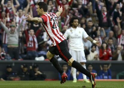 Aritz Aduriz muestra su alegría tras marcar el gol ante el Real Madrid.