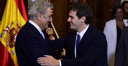 El president del Congrés, Jesús Posada, saluda Albert Rivera.