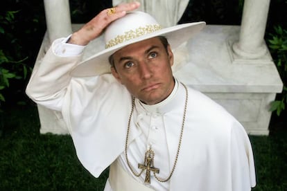 Jude Law en ‘The Young Pope’, ficción que inaugurará el servicio de HBO en España.
