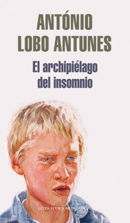 António Lobo Antunes (1942), amado y odiado, admirado y criticado, no deja a nadie indiferente. Poseedor de un estilo completamente inconfundible y de un proyecto literario radicalmente personal, sus novelas son como largos poemas en prosa que atrapan y embriagan al lector, que acaba, si entra en su no siempre fácil universo, por rendirse ante su extraordinario talento. Atormentado por la experiencia de la guerra y sin ceder un milímetro a la necesidad de explorar los temas más crudos y claustrofóbicos, Lobo Antunes, recién consagrado con su entrada en La Pléiade, consigue emocionar al lector hasta la lágrima y llevarle de su mano a un mundo repleto de voces y ecos. FICHA: 'El archipiélago del insomnio'. Autor: António Lobo Antunes. Traducción: Mario Merlino. Mondadori, 2010.