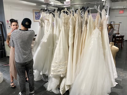 Venta de trajes de novia usados en Nueva York.