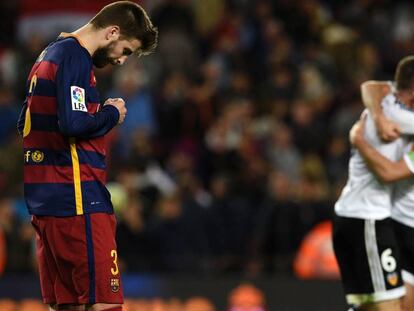 Piqu&eacute; se lamenta tras un gol del Valencia en el Camp Nou