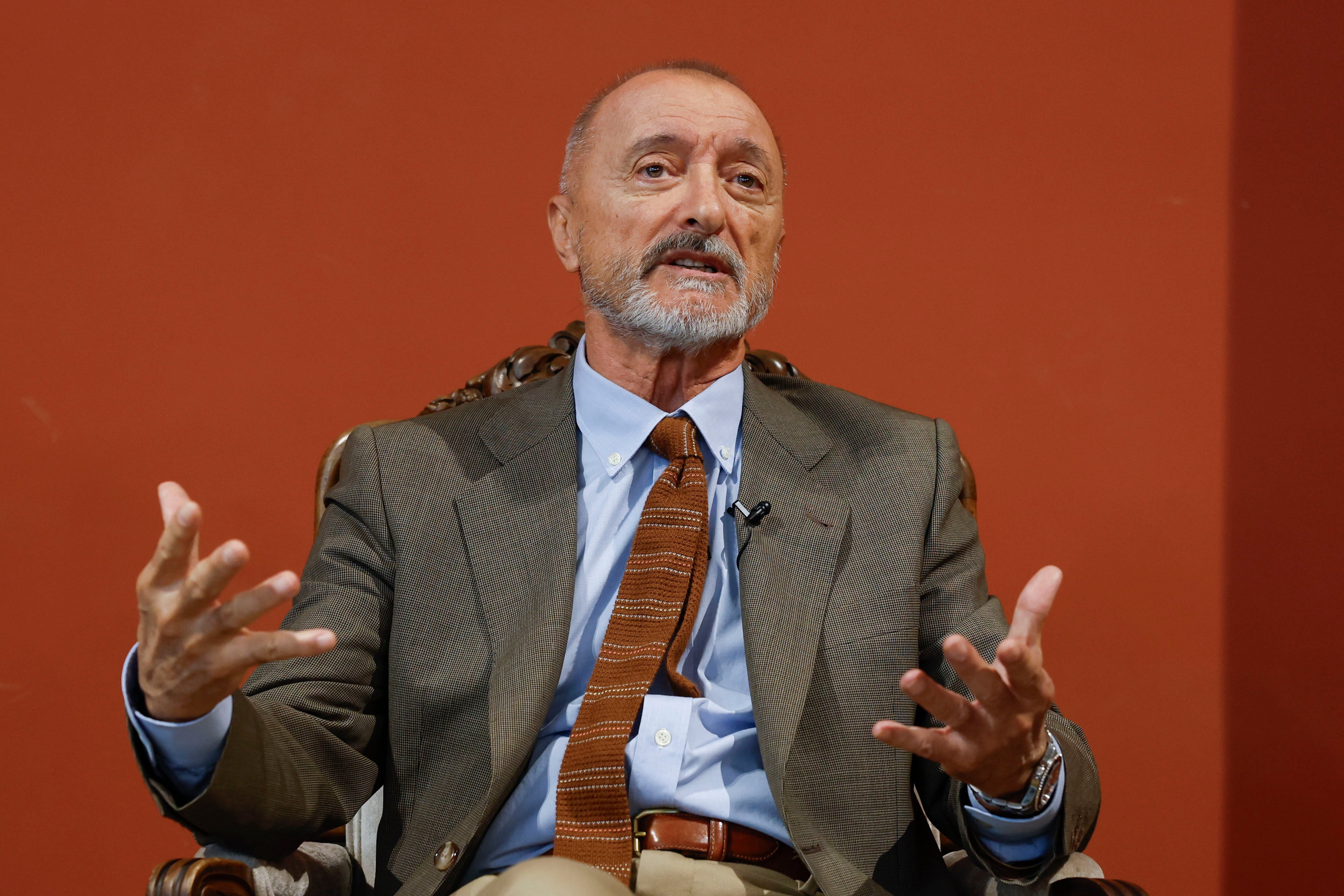 Pérez-Reverte acusa al Gobierno de querer colonizar la RAE y atiza la guerra con el Instituto Cervantes