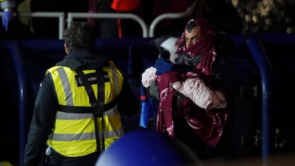 Un hombre y un bebé, tras ser rescatados el sábado en Dover (Reino Unido).