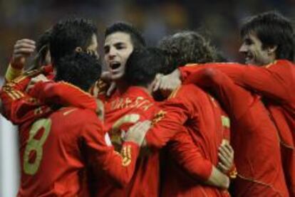 Jugadores de la Selecci&oacute;n espa&ntilde;ola de f&uacute;tbol celebrando un gol.