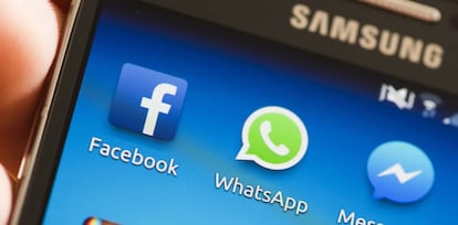 Un usuario con las aplicaciones de WhatsApp y Facebook en su móvil.
