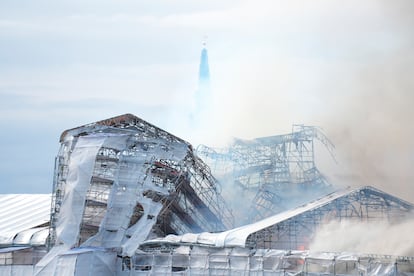 Varias columnas de humo rodean el tejado del edificio incendiados, este martes en Copenhague.