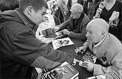 Emili Teixidor y Jorge Edwards firmando libros en la pasada Diada de Sant Jordi.