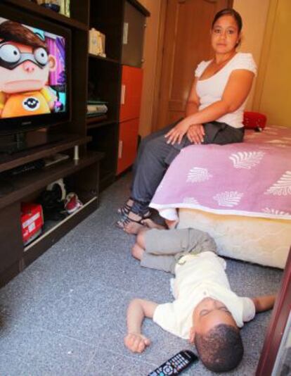 Xiomara y su hijo en la habitación que alquilan por 250 euros.