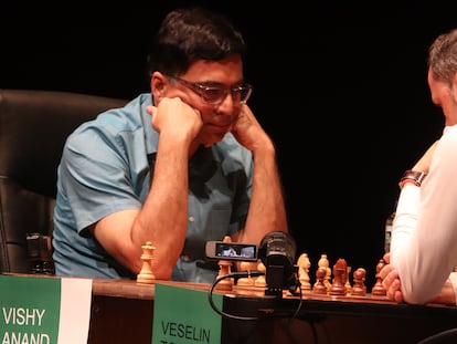 Anand piensa una jugada durante la 4ª partida de las semifinales del Ciudad de León