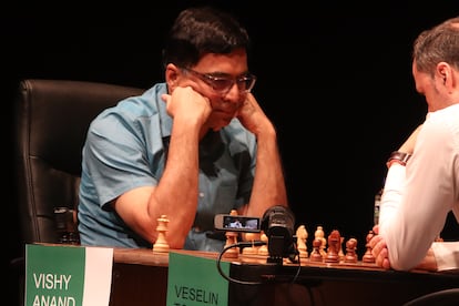 Anand piensa una jugada durante la 4ª partida de las semifinales del Ciudad de León