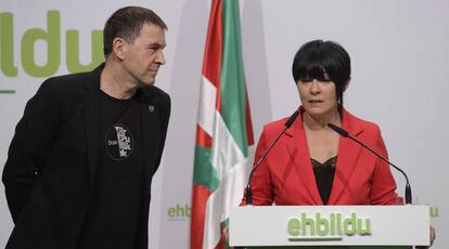 Arnaldo Otegi junto a Maddalen Iriarte en una rueda de prensa reciente en San Sebastián. 