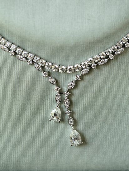 Collar de oro blanco de 18 quilates con diamantes blancos en talla pera y diamantes blancos en talla brillante de la colección Marquise de Alta Joyería.