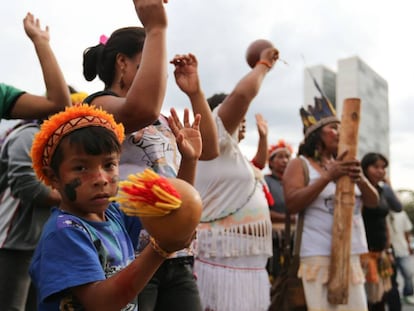 Índios guarani-kaiowá protestam em frente ao Palácio do Planalto contra retrocessos nas políticas de demarcação de terras no dia 17 de maio.