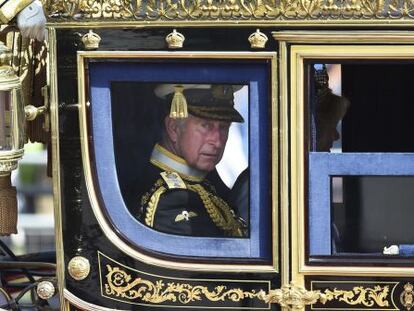 El pr&iacute;ncipe Carlos de Inglaterra camino al Parlamento.