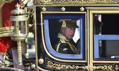 El pr&iacute;ncipe Carlos de Inglaterra camino al Parlamento.