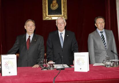 De izquierda a dereceha, el secretario general de la Asociación de Academias de la Lengua Española, Humberto López Morales; el director de la Real Academia Española, Víctor García de la Concha, y el presidente del Grupo Santillana Emiliano Martínez, durante la presentación hoy del Diccionario de Americanismos.