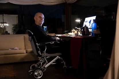 Martín Caparrós, fotografiado en su casa de Madrid.