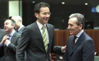 El recién elegido presidente del Eurogrupo, Jeroen Dijsselbloem (izda), conversa con el ministro de Finanzas italiano, Vittorio Grilli (dcha), al comienzo del consejo de ministros de Economía y Finanzas en Bruselas (Bélgica). EFE/Archivo