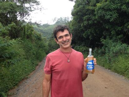 Carlos de Oliveira, Carlão, con una botella de su cachaza.