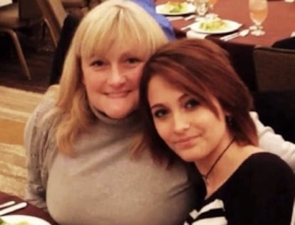 Paris, en una foto subida a su perfil de Instagram, en Navidad junto a su madre biológica, Debbie Rowe.