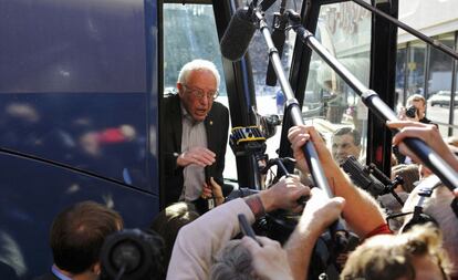 Bernie Sanders se dirige a los medios desde su autobús de campaña.