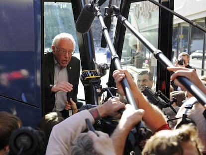 Bernie Sanders se dirige a los medios desde su autobús de campaña.