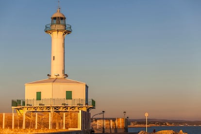 El faro de la Banya, en el puerto de Tarragona.