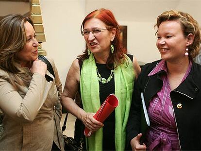 Pilar Estébanez (en el centro) recibe las felicitaciones de Trinidad Jiménez (izquierda) y Leire Pajín.