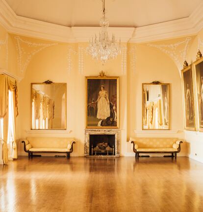 The Convent ha sido la residencia oficial del gobernador britanico de Gibraltar desde 1728. Aquí vive el actual representante de la reina, el vicealmirante Sir David Steel. En la imagen, el salón de banquetes, decorado con retratos de la actual soberana y sus antepasados directos.